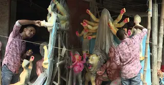 দুর্গোৎসব: শেষ মুহূর্তের কাজে ব্যস্ত প্রতিমা শিল্পীরা